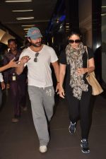 Saif Ali Khan,Kareena Kapoor return from Paris on 23rd Aug 2012 (30).JPG